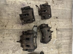 Chevrolet Captiva 2.0d 4x4 polosy těhlice brzdové třmeny - 3