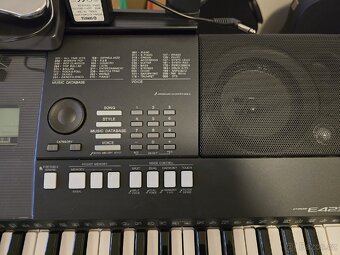 Yamaha PSR E 423 se stojanem a sustainpedálem. - 3