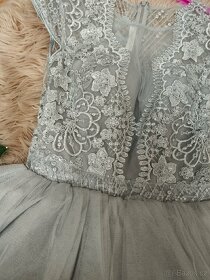 Dokonalé Šedo stříbrné krátké společenské šaty. - 3