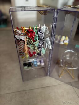 Šatník s oblečením a panenkami - 3