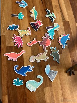 Sada různě velkých dinosaurů - 3