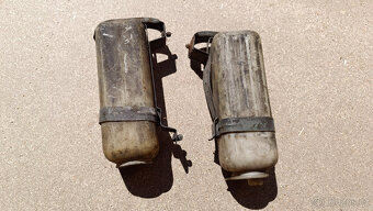 DKW Munga - dvě nadoby od ostřikovačů - 3