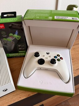 Xbox one S 1TB + 2x ovladač + dokovací stanice - 3