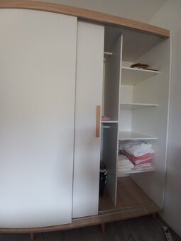 Šatní skříň s posuvnými dveřmi - 3