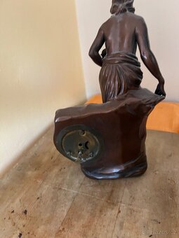 Figurína - socha s hodinami - 3