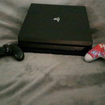 PlayStation 4 PRO - 3