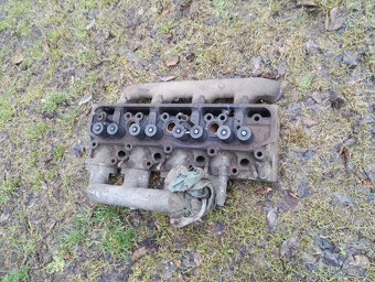 Na starou Avii dily z motoru. - 3