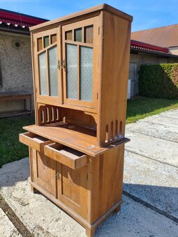 Stará hezká fládrovaná kuchyňská kredenc - 3