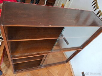 Vitrína, knihovna z masivu, po babičce - 3