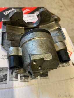 Audi A4 B6 VW Passat brzdové třmen leví přední - 3