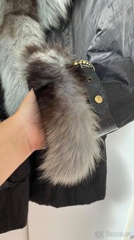 Zimní kabát s kožešinovým límcem - 3