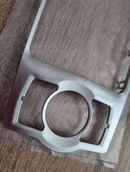 RAMIK NA STREDOVY PANEL AUDI Q7 A6 C6 - 3