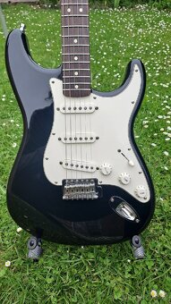 Fender Stratocaster - 3