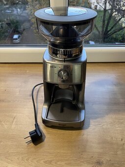 Mlýnek na kávu Sage Dose Control Pro - výborný stav - 3