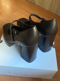 Tmavě hnědé boty na podpatku - 3