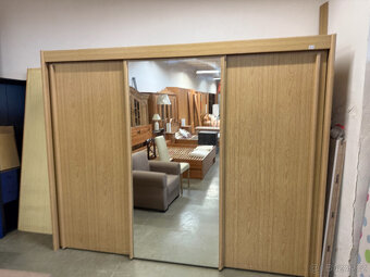 Třídveřová velká šatní skříň s posuvnými dveřmi - 3