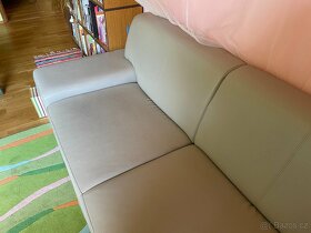 Koženkový šedý gauč - 3