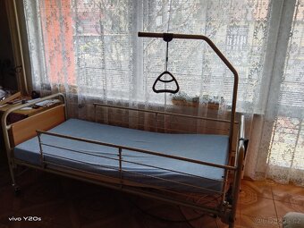 El.polohovací postel pro nemohoucí+matrace a stoleček - 3