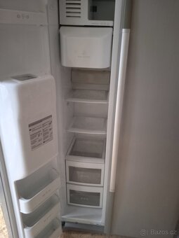 Dvojkŕídlá lednice s mrazákem a vyroníkem ledu LG - 3
