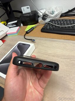 QuadLock obal pro iPhone 15 Pro Max - 3