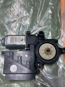 6Q1959801 Motor okna levá strana (řidiče) - 3