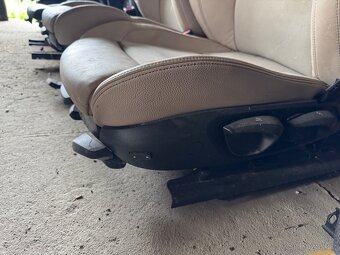 BMW f25 sedačky - 3