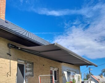 Kazetová markýza 5 x 3 m šedá s elektrickým pohonem a nepřím - 3