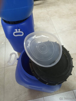 Plastové sudy 60l s držadly a dvěma víky, super stav - 3