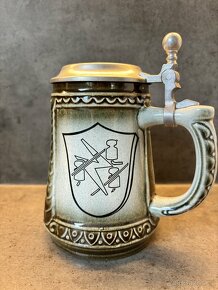 Porcelánový pivní půllitr s cínovou otevírací pokličkou - 3