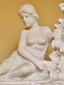 Monumentální klasicistní mramorová váza s figurální výzdobou - 3