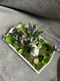 jarni dekorace na stůl s modrincem - 3