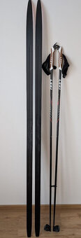 Běžecký komplet lyže + boty Salomon, hůlky Leki - 3