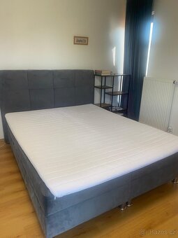 Manželská postel v šedé barvě - 3