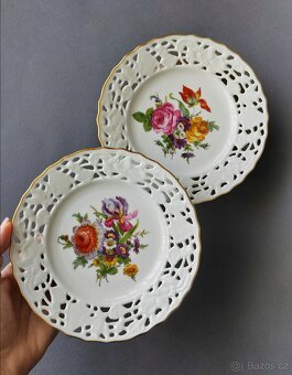Dva dekorativní porcelánové talíře s prolamovanými okraji - 3