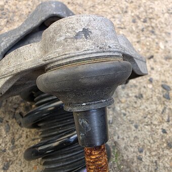 Tlumič pérování přední pravý komplet VW Touareg 7l - 3