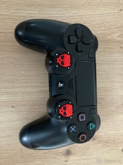 ZAMLUVENONabízím k prodeji své 2 ovladače DualShock pro PS 4 - 3