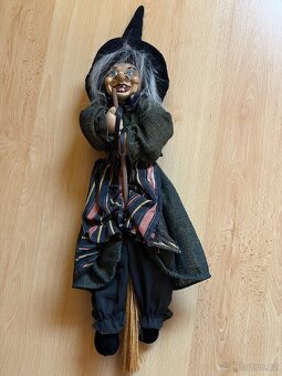Závěsná čarodějnice na koštěti 54 cm - 3