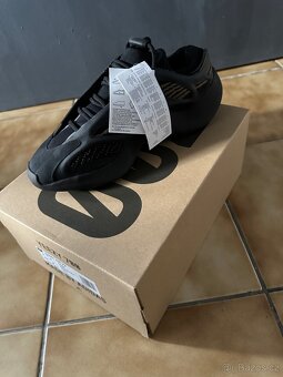 Adidas Yeezy 700 v3 - 3