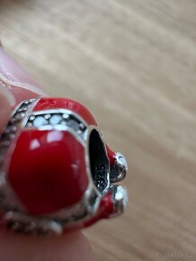 Červený dárek s pavé stuhou přívěsek na Pandora náramek - 3