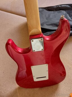 Prodám elektrickou kytaru Aria STG ve výborném stavu - sada - 3