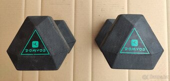 JEDNORUČNÍ ČINKY S PEVNOU VÁHOU DOMYOS HEX DUMBBELL - 3