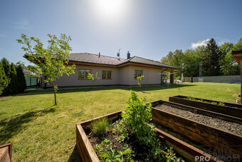 Prostorný rodinný dům 5+kk s velkou zahradou a bazénem na kr - 3