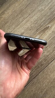Prodám měsíc používaný IPhone 11  100% baterie. - 3