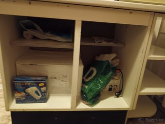 Stůl s políčkami a úložným prostorem - 3