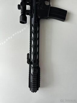 Airsoftová zbraň M4 SALIENT ARMS - ABS se zaměřovačem - 3