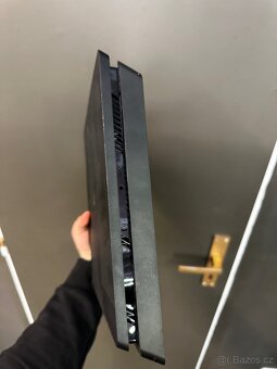 PS4 konzole s dvouma ovladači - 3
