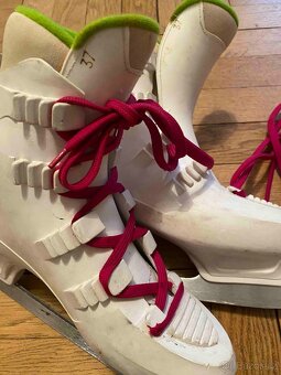 Prodám lední dámské brusle vel.37 - 3