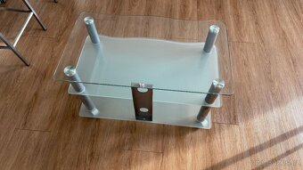 Prodám TV stolek z tvrzeného skla a kovu na kolečkách - 3