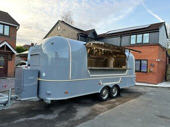 Food truck gastro přívěs v stylu Airstream 580 cm - 3