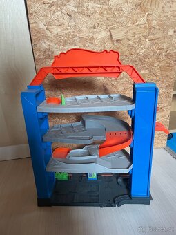 Hotwheels stunt garage - 3